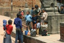 IMG_8551 Bhaktapur Kinder Strassenszene.jpg